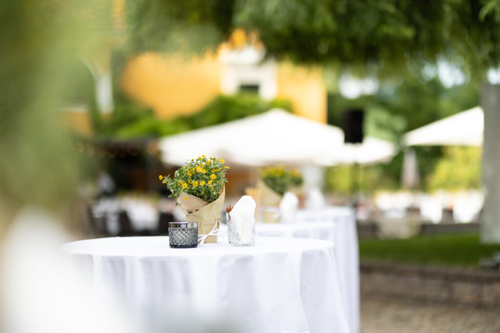 Stehtische Sommerfest Schlosshof